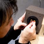 本格音響システムの設定がケーブル1本をつなぐだけの超簡単で、機器も超コンパクトで置き場に困らない