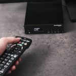 テレビに付属のリモコンで自動的にアンプが駆動し、音量調整もそのリモコンでOK