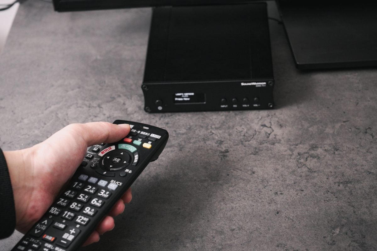 テレビに付属のリモコンで自動的にアンプが駆動し、音量調整もそのリモコンでOK