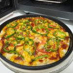 特大タイプがあれば、電子レンジでピザをこんがり焼くことも可能!