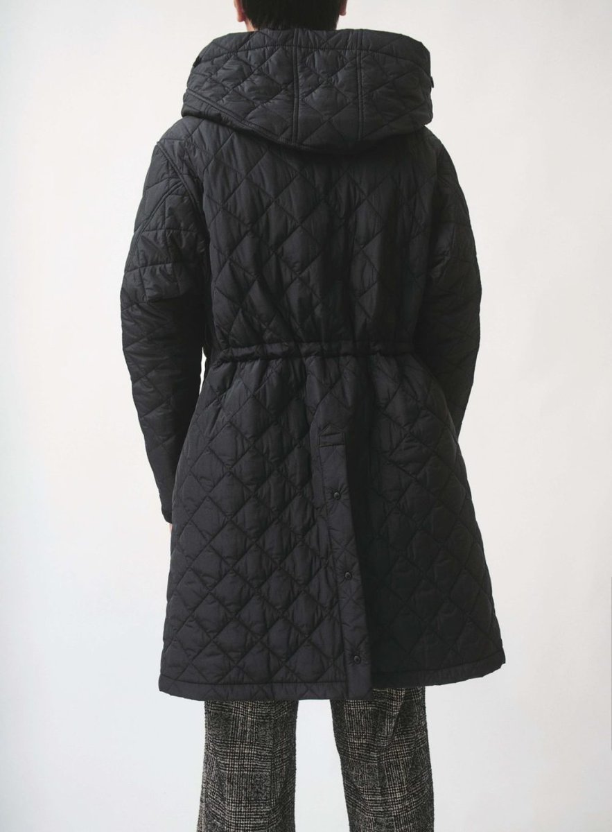 腰部分のドローコードでシルエットを変えられる！