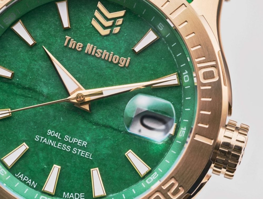 “パワー”を感じるヒスイダイヤルを採用