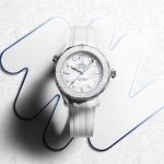 【冬季五輪を称える限定品】オメガ「シーマスター ダイバー300M」のスペシャルピースは雪原を彷彿とさせるホワイトセラミックの自動巻！