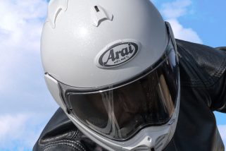 【アライの傑作】1つで2役こなす万能ヘルメット「TX STRADA」が買いな理由。オンロードもアドベンチャーもこれ1個で完結