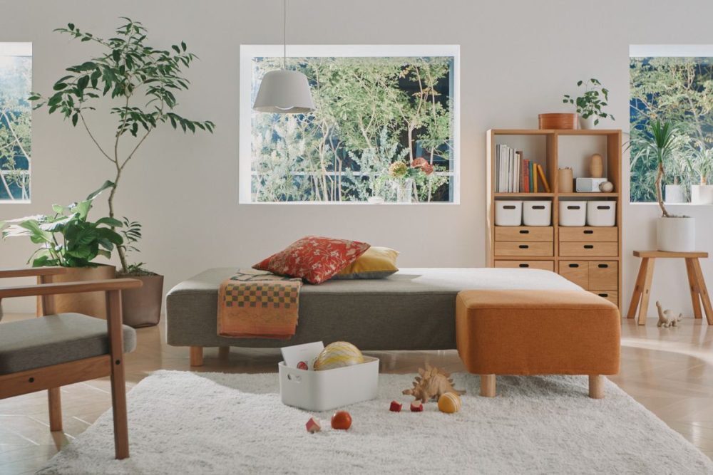 【コスパ優秀な多目的家具】無印良品の「脚付マットレス」はベッドはもちろんソファとしても使えるから汎用性抜群