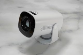 【ニトリ】3ヶ月待ちの「9,990円プロジェクター」がついに在庫復活！天井投影もできる“神コスパ”家電をガチレビュー