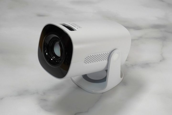【ニトリ】3ヶ月待ちの「9,990円プロジェクター」がついに在庫復活!天井投影もできる“神コスパ”家電をガチレビュー