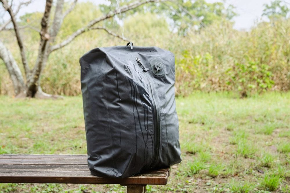 登山用レインウェアと同等クラスの防水性能を実現。小雨や濡れた床に置いても、中の衣類をしっかり守ります