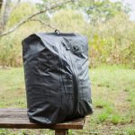 登山用レインウェアと同等クラスの防水性能を実現。小雨や濡れた床に置いても、中の衣類をしっかり守ります