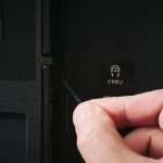 テレビ本体のイヤホンジャックを付属の専用キャップで塞ぐと、テレビの内蔵スピーカーの音を完全にミュートし、純粋な「アンプを通した音」のみを楽しめる