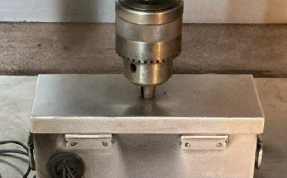 釘刺し試験をおこない、強制的に発火させて安全性を検証