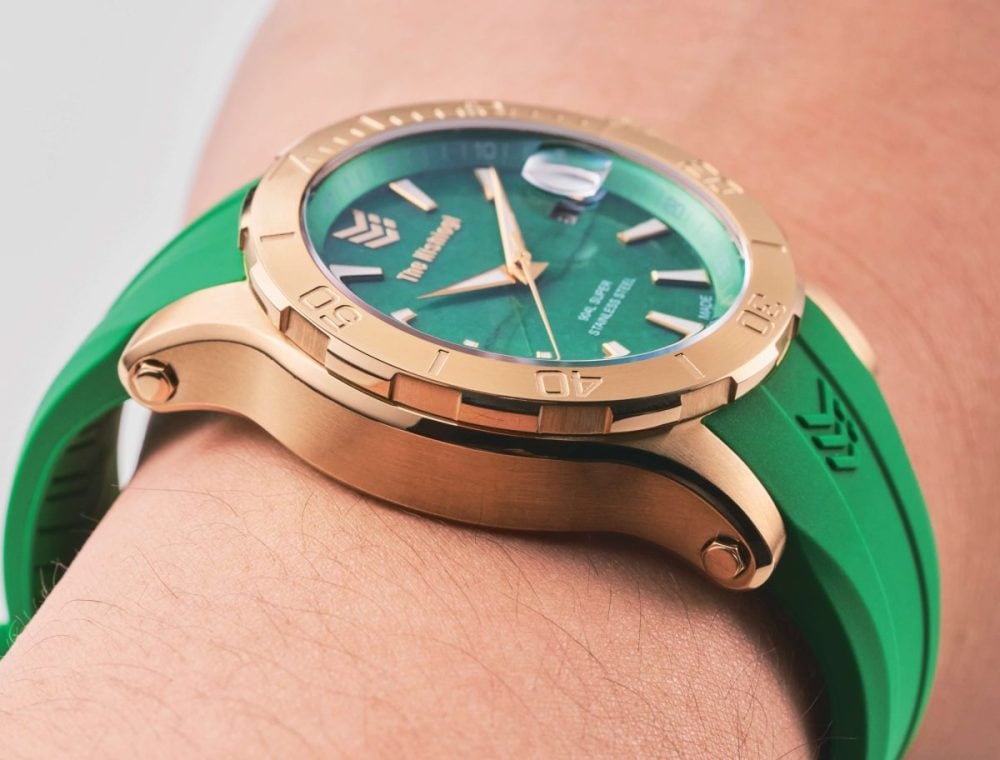 ケースは904Lスーパーステンレススチール製