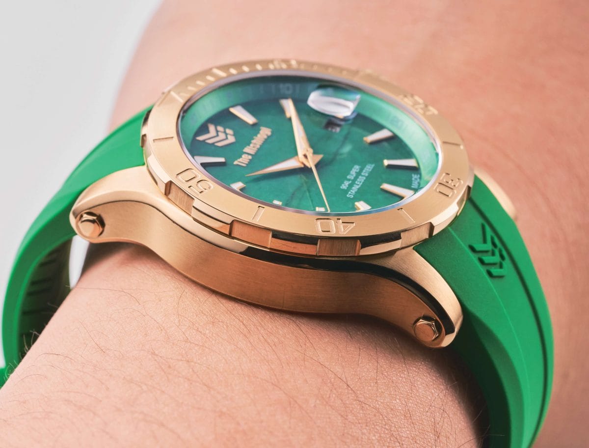 身につけるパワースポット】文字盤は天然翡翠、素材は“904Lステンレス