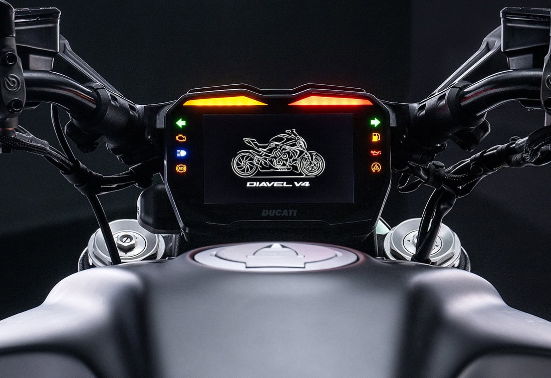 5インチのカラーTFTディスプレイを採用