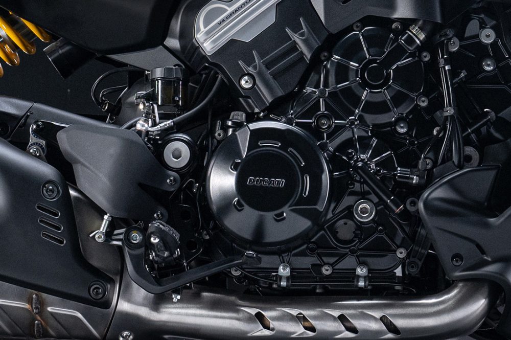 全回転域で高いトルクを発揮してくれるパワフルさと同時に、極めて軽量かつコンパクトに仕上げられたV4エンジン