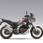 精悍な印象とタフさに加え、アドベンチャーモデルにありがちな泥臭さを払拭し、上品さを感じさせる特別カラーのマットイリジウムグレーメタリック