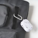 カラビナを掛けられるウェビングテープを搭載