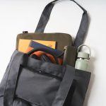 バッグのメイン荷室は、13インチのPCやA4書類、少し大きめのボトルなどもしっかりと入る