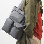 肩掛けできるので荷物が増えても安心