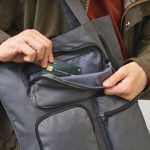 肩掛けしたままサッとお会計できる