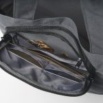 上部の外ポケットはカード入れやコイン入れを備える