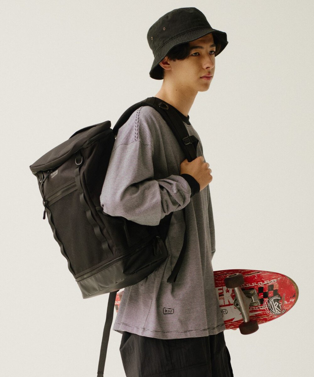 KiU「K526–スクエアバックパック」￥8,250／横30×縦48×マチ20㎝／34ℓ