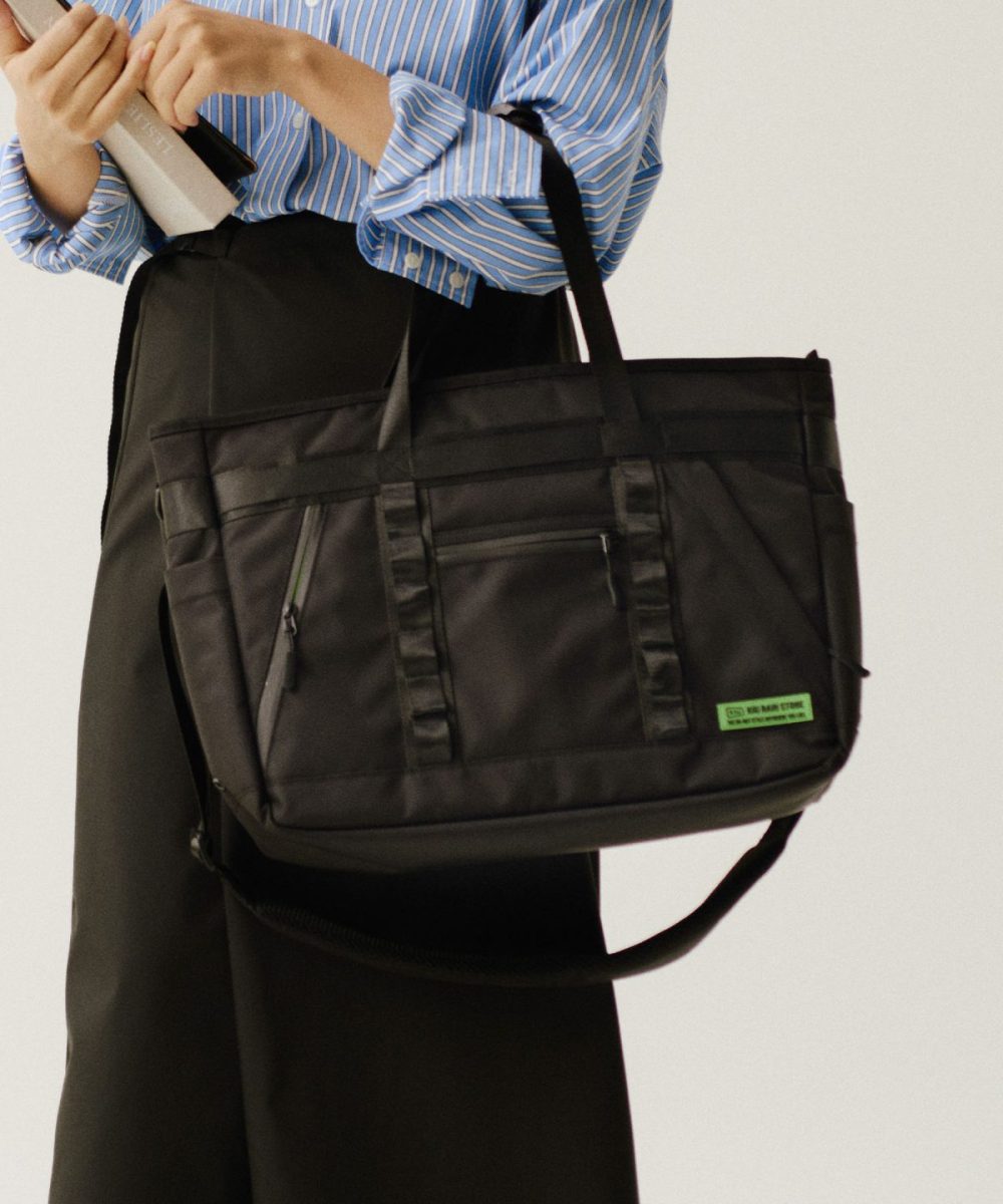 KiU「K524–マルチファンクショナル 2WAY ショルダーバッグ」￥12,100／横42.5×縦32×マチ12.5㎝／15ℓ