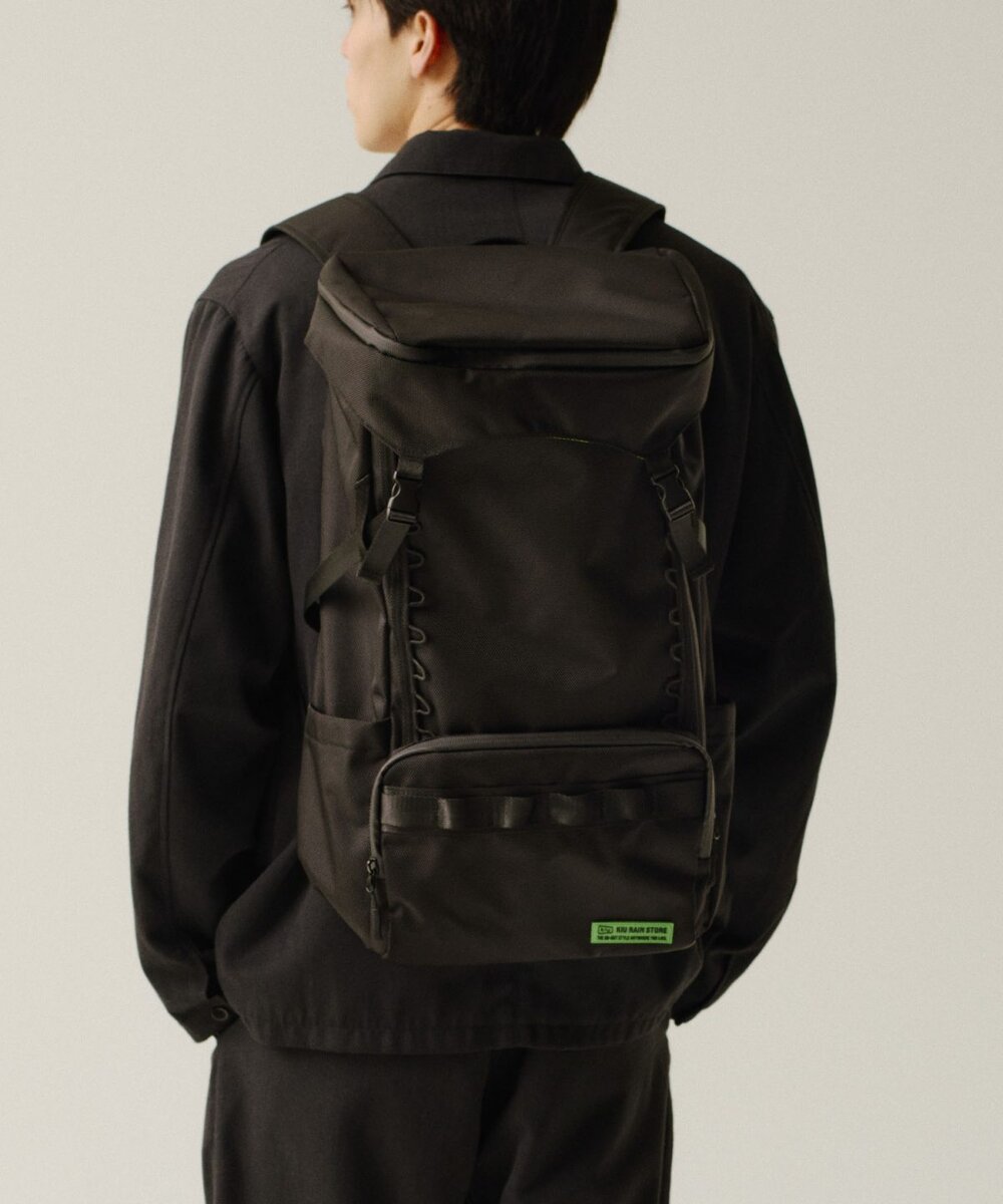 KiU「K523–マルチファンクショナル フラップバックパック」￥13,200／横28×縦52×マチ16㎝／32ℓ