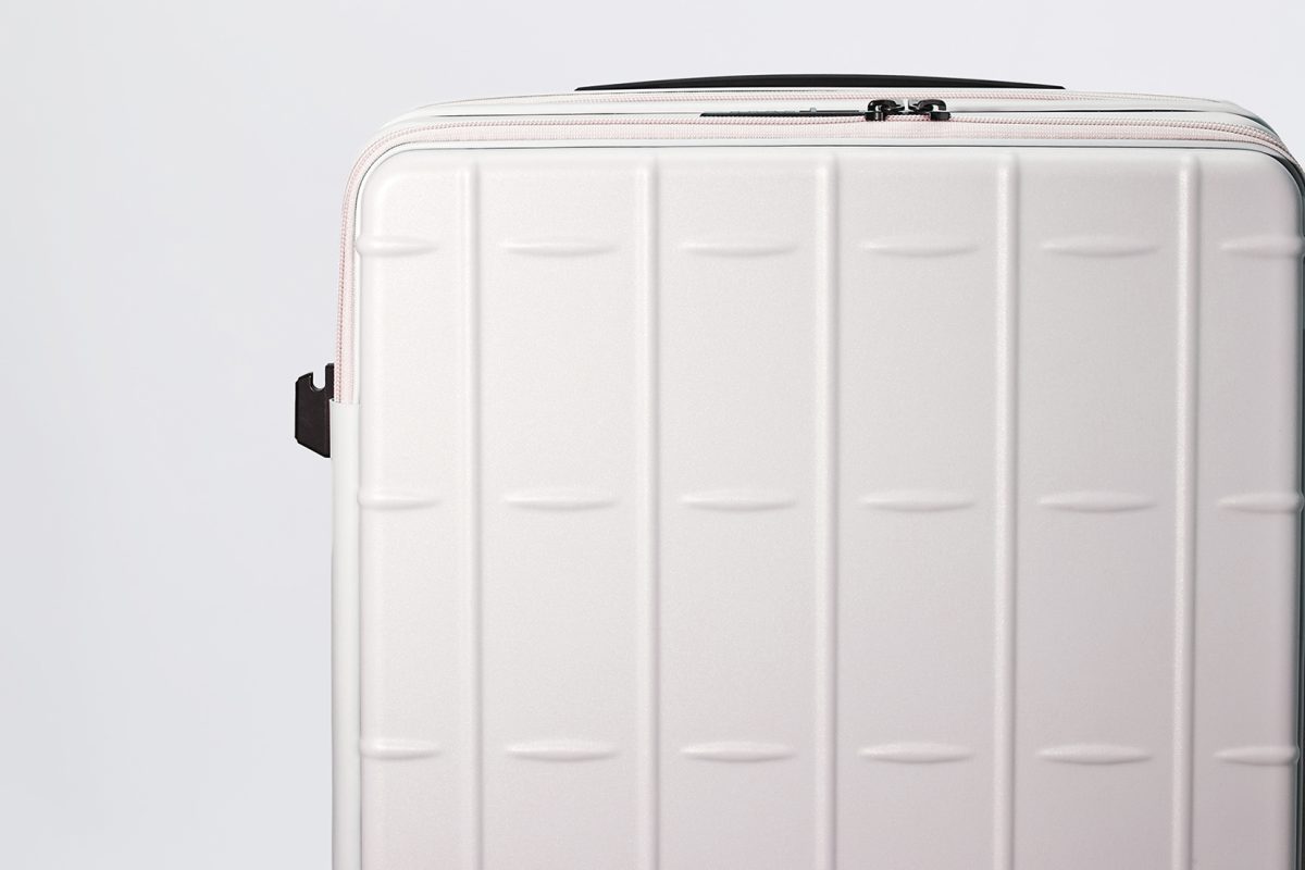 収納効率を高めるため、ボディシェルの角の丸みを抑え、隅までしっかり使えるシル
エットに