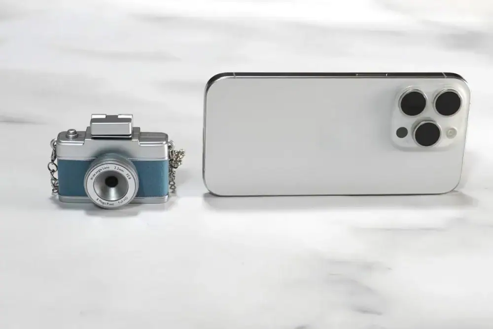 第2位　【スリコで完売&rarr;入荷を繰り返す】&ldquo;エモい画質が面白い&rdquo;と話題！3COINSの極小デジカメ「ミニトイカメラ」を使ってみたら絶品だった