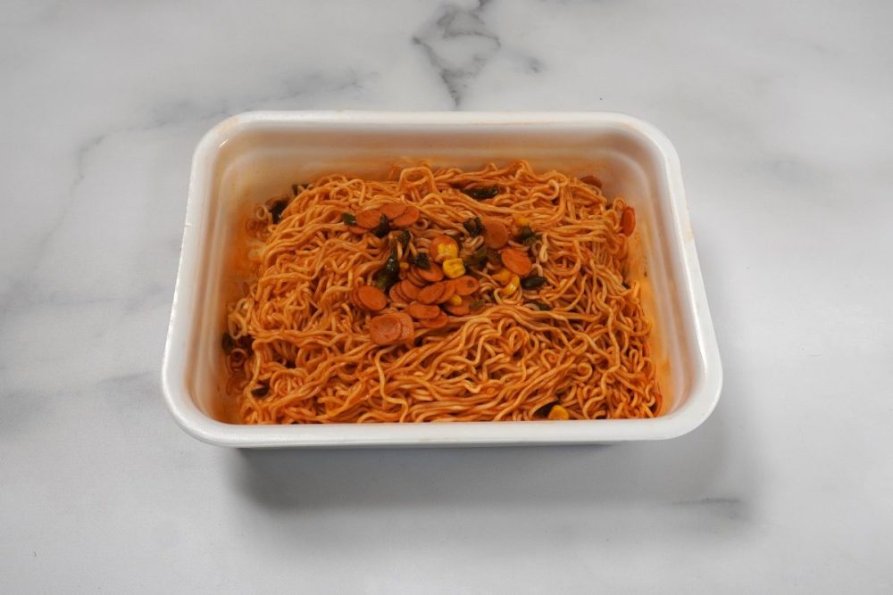 ペヤング 超大盛ペヤリタン／ひとくちすすると、焦げたケチャップの甘酸っぱくも香ばしい味が本格的な洋食っぽい雰囲気