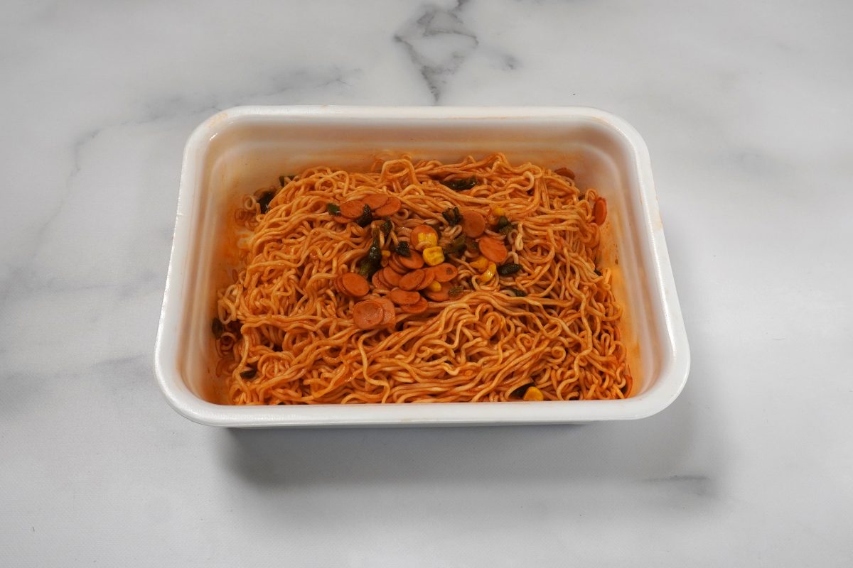 ペヤング 超大盛ペヤリタン/ひとくちすすると、焦げたケチャップの甘酸っぱくも香ばしい味が本格的な洋食っぽい雰囲気