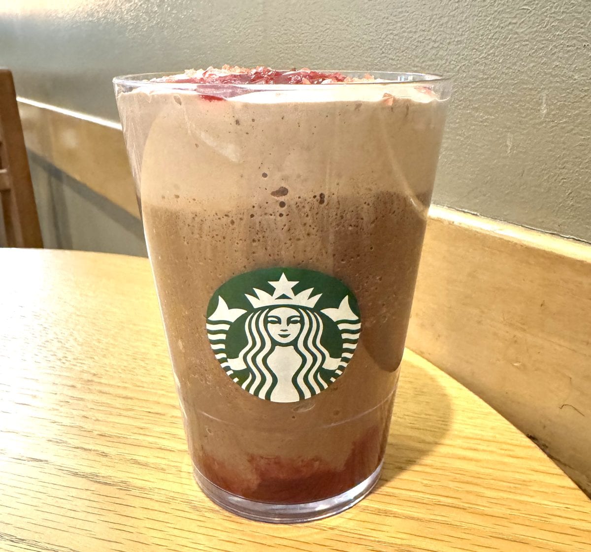 スターバックスコーヒー
『カカオ ＆ ストロベリー ムース フラペチーノ』
