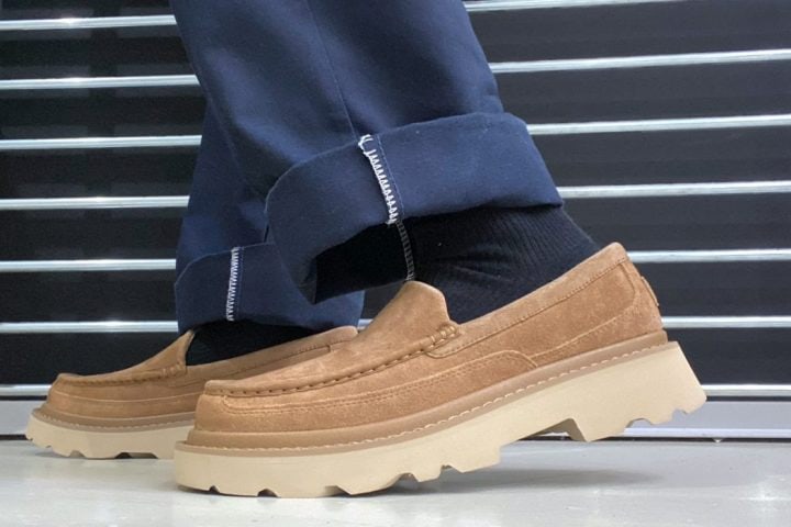 【今までのUGGだと思うな!?】定番モカシンが「厚底」に進化!新作「ASCOTLUG」をエディターが試し履き