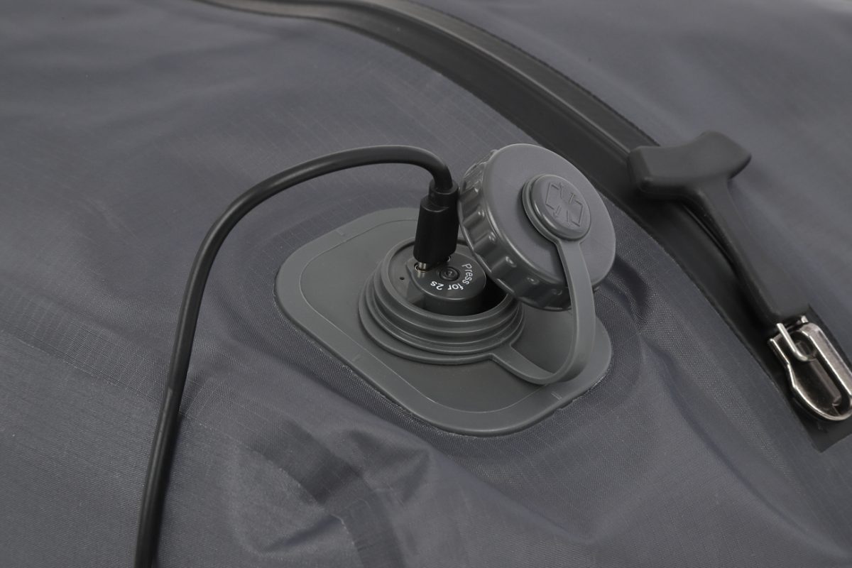 電動ポンプの充電はUSB-CでできるからスマホやノートPCと共通で、専用の充電ケーブルを持ち歩く必要もありません