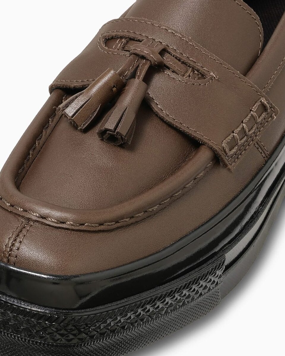 取り外し可能なタッセルを付属し、タッセルローファーの意匠を取り入れている