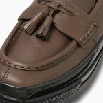 取り外し可能なタッセルを付属し、タッセルローファーの意匠を取り入れている