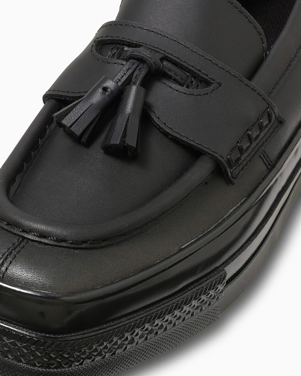 取り外し可能なタッセルを付属し、タッセルローファーの意匠を取り入れている