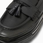 取り外し可能なタッセルを付属し、タッセルローファーの意匠を取り入れている