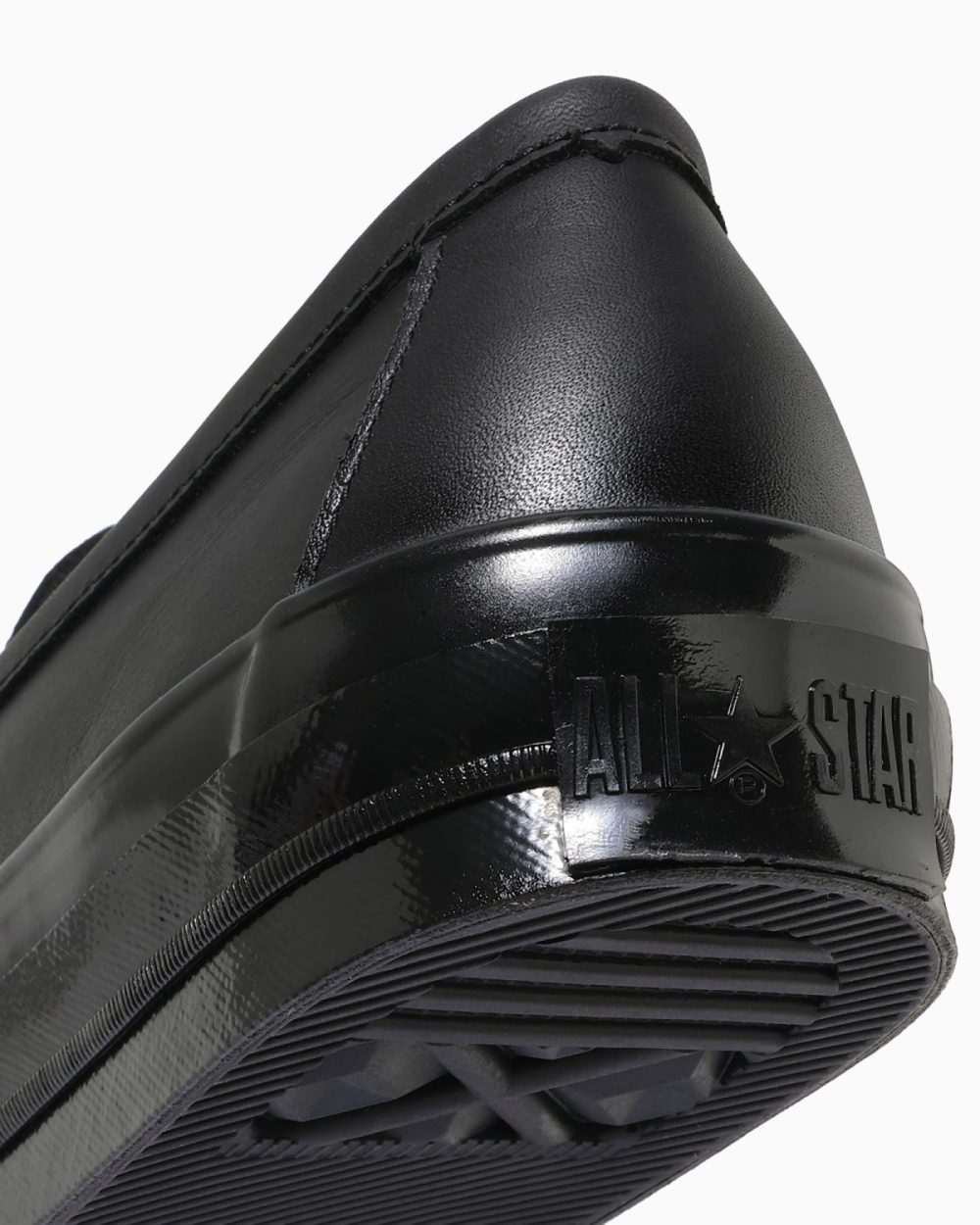 ミッドソールとアウトソールには軽量かつ柔軟性のある素材を採用