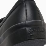 従来のフラットな内部構造を改善し、ラスト形状に合わせた13mmのPUウェッジヒールにより、革靴のような踵からつま先まで傾斜を感じる上質な履き心地を実