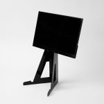 スタンドを開いて、モニターを立て掛けるだけの「WING BINDER」