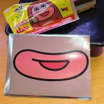 袋の裏面には「サク山チョコ次郎」の唇のイラストが