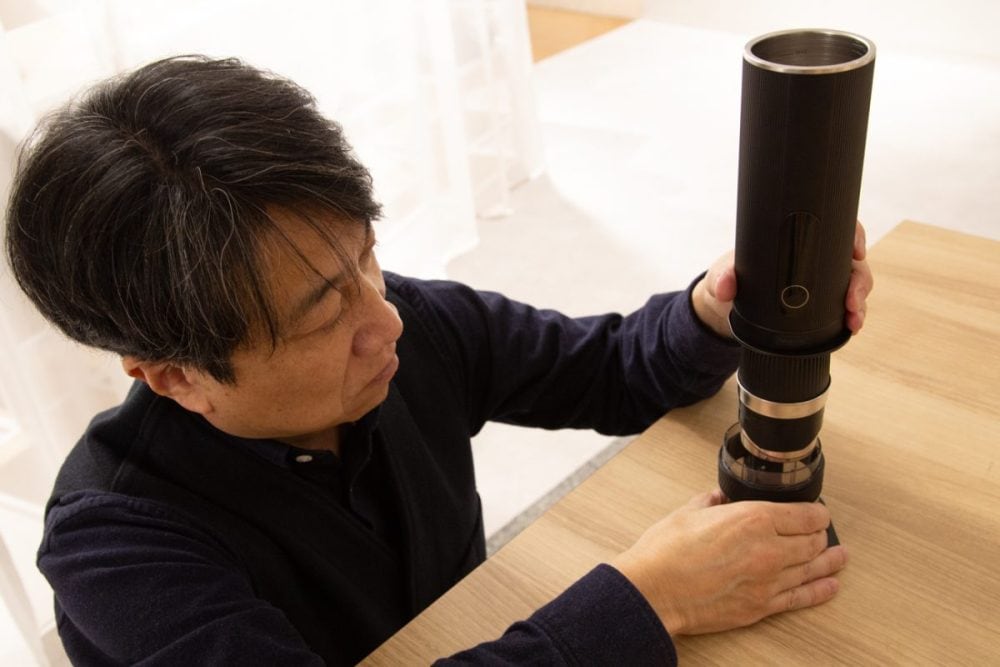 フル充電で最大約3杯分のコーヒーをコンセントなしで抽出する「REVONIA」はペットボトルサイズ並みにコンパクト