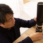 フル充電で最大約3杯分のコーヒーをコンセントなしで抽出する「REVONIA」はペットボトルサイズ並みにコンパクト