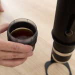 まるでバリスタが目の前で注いでくれたような深い味わいを再現する全自動コーヒーメーカー「REVONIA」