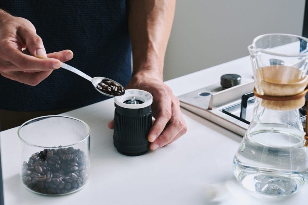 豆受リングをミルにセットし、コーヒー豆を入れるのがファーストステップ