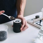 豆受リングをミルにセットし、コーヒー豆を入れるのがファーストステップ