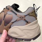 自然の造形を思わせるデザインが、オークリーらしい未来的な美しさを生み出している