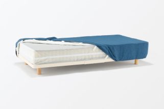 【無印良品】シーツいらずで“ソファ”になるベッド!? 数量限定の「脚付マットレス」が狭い部屋の救世主すぎる